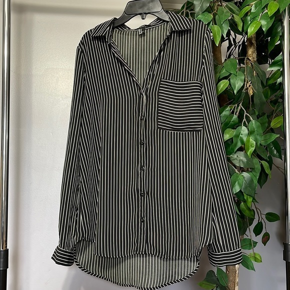 Forever‎ 21 Black and white stripped dress shirt, long sleeves, women's size M - Picture 1 of 5